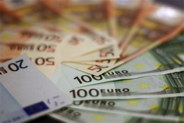 瞿瑞等：金价下跌后，买黄金的人为何反而变少了？